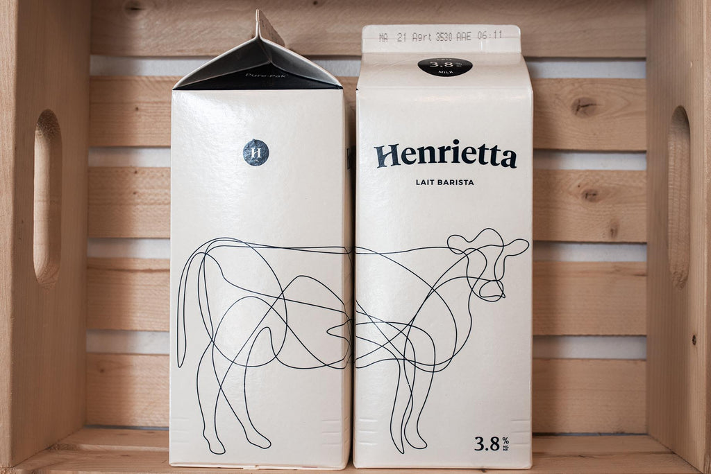 Produit au nord du Québec, le lait de vache Henrietta est le préféré de nos baristas pour vous concocter de bons cafés lattés! 