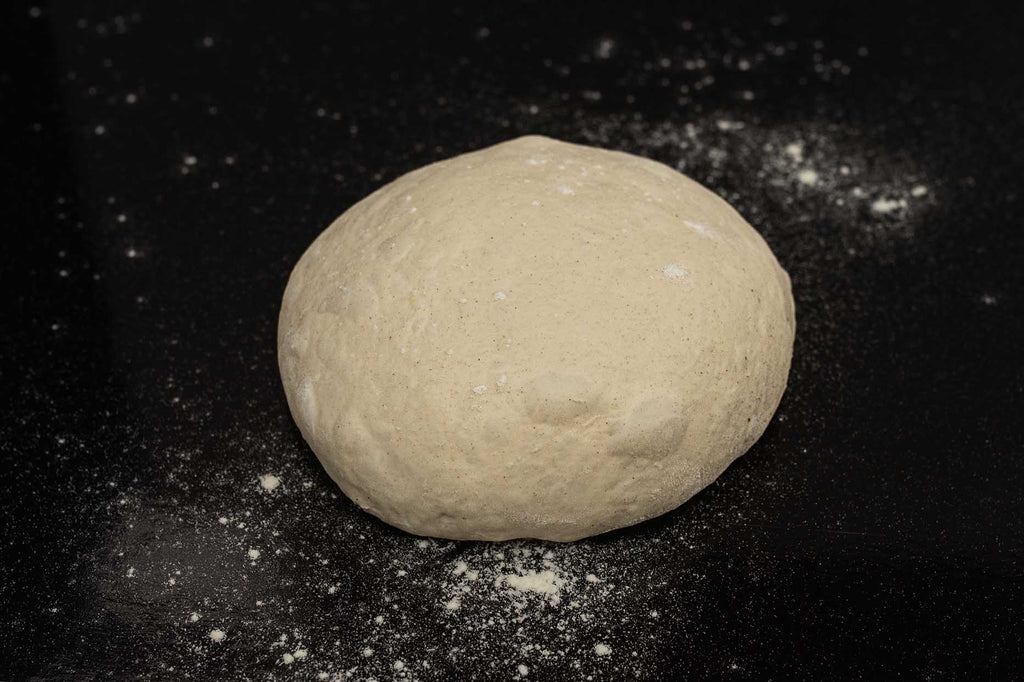 Notre pâte à pizza a la même composition que la pâte de la baguette au levain, idéale pour faire une pizza d'environ 12 pouces