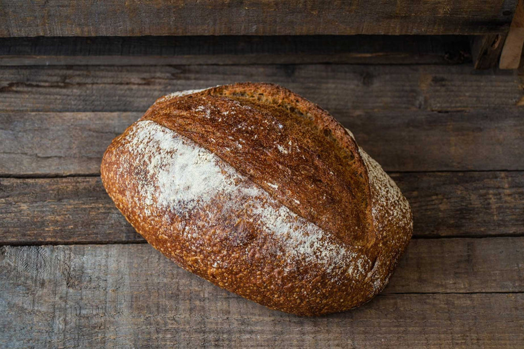 Pain au levain à la farine de blé entier biologique, riche en fibres, faible en glucides et en gluten.