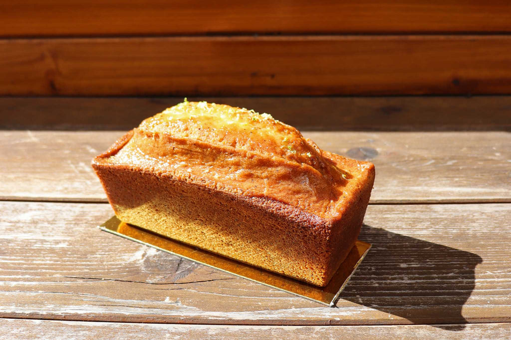 cake au citron et pavot avec glaçage et zestes de citron.