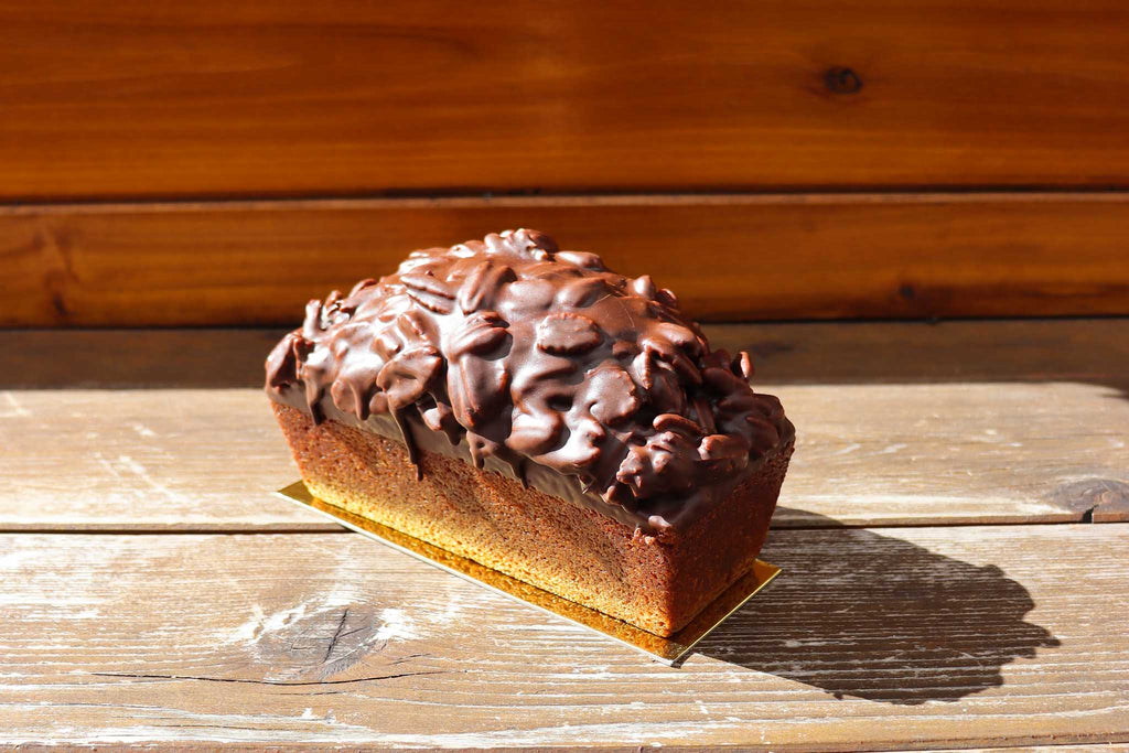 cake marbré vanille chocolat avec caramel, pacanes et glaçage chocolat.