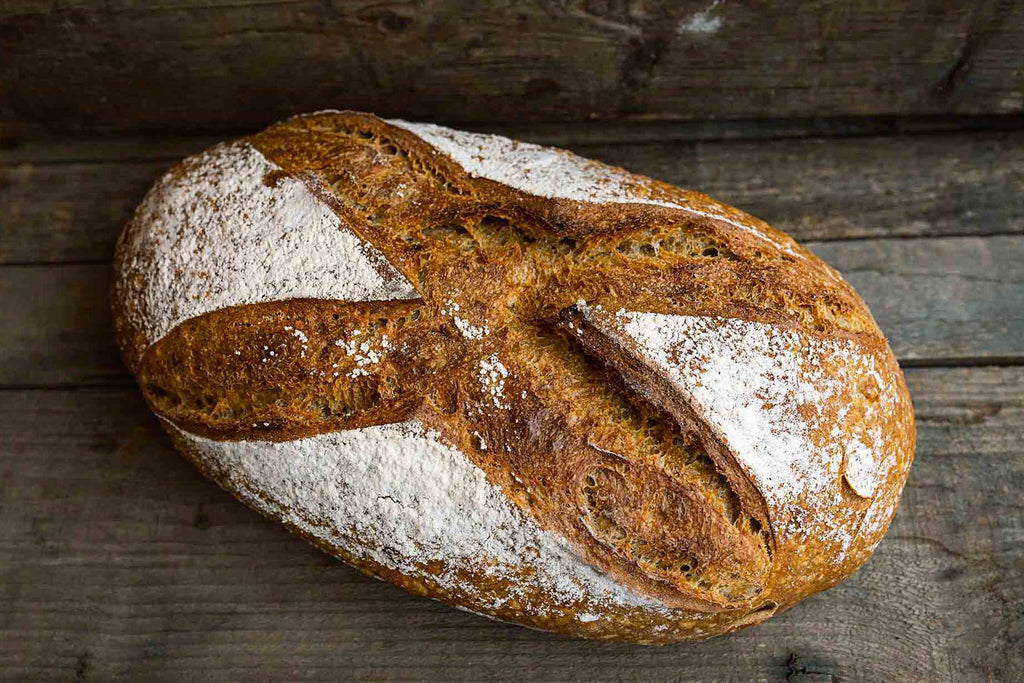 pain au levain et farine d'épeautre biologique, goût prononcé de noisettes et café, faible taux de gluten, riche en fibres.