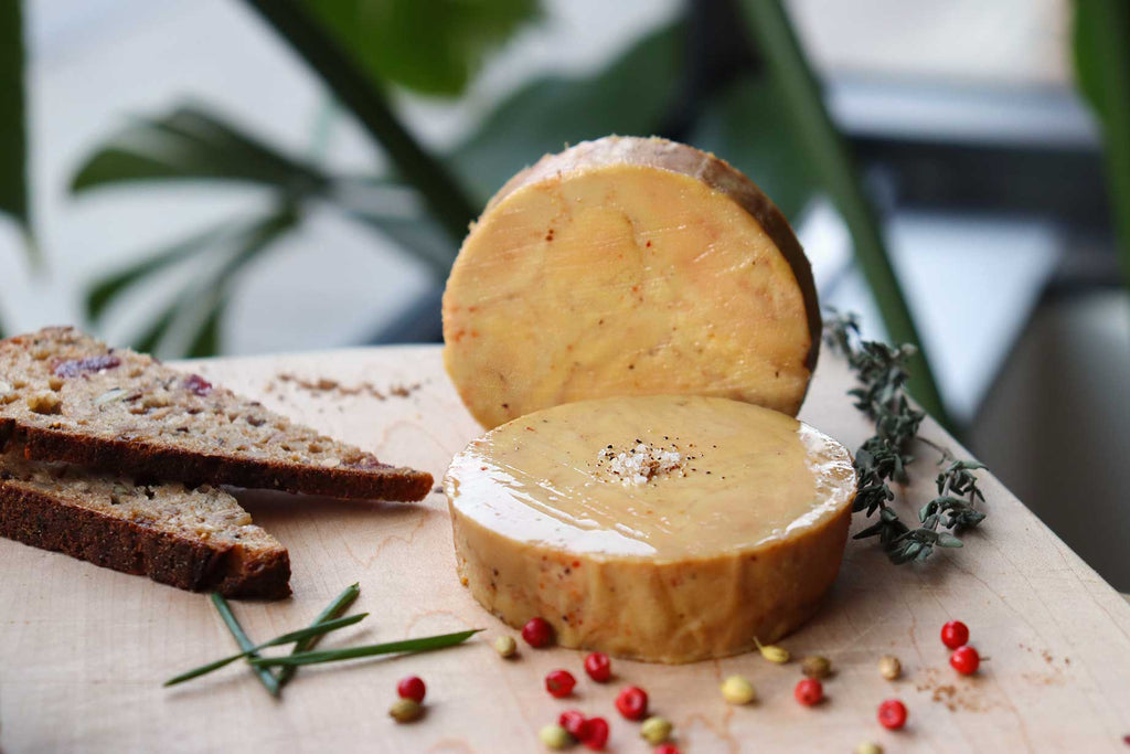 Laissez-vous tenter par un morceau de foie gras maison préparé par notre chef. L'entrée parfaite pour vos repas des fêtes.