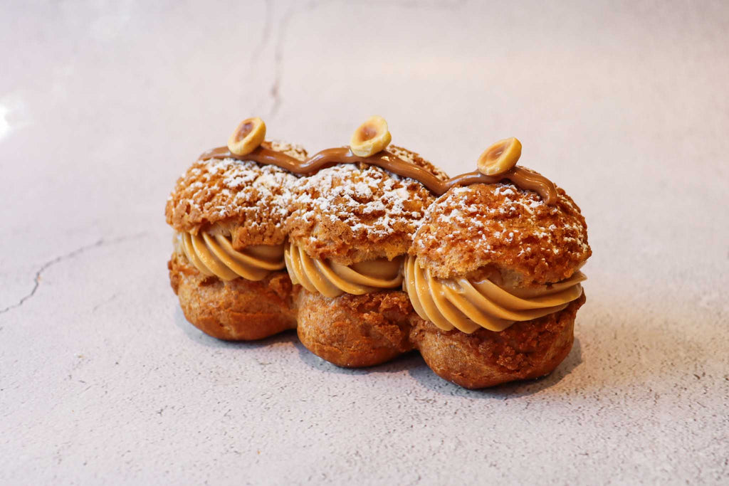 Pâtisserie française, le Paris-Brest est composé d'une pâte à choux garnie d'une crème pralinée noisette
