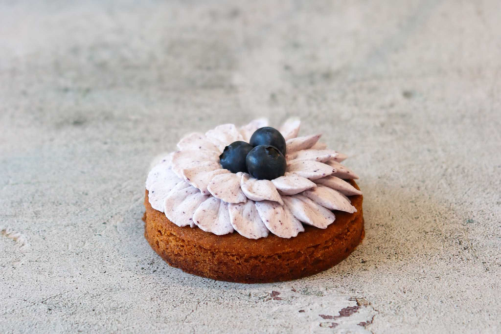 tartelette palet breton, caramel, ganache chocolat blanc, bleuets