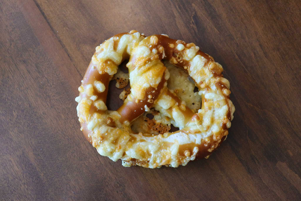 Bretzel avec fromage gratiné sur le dessus