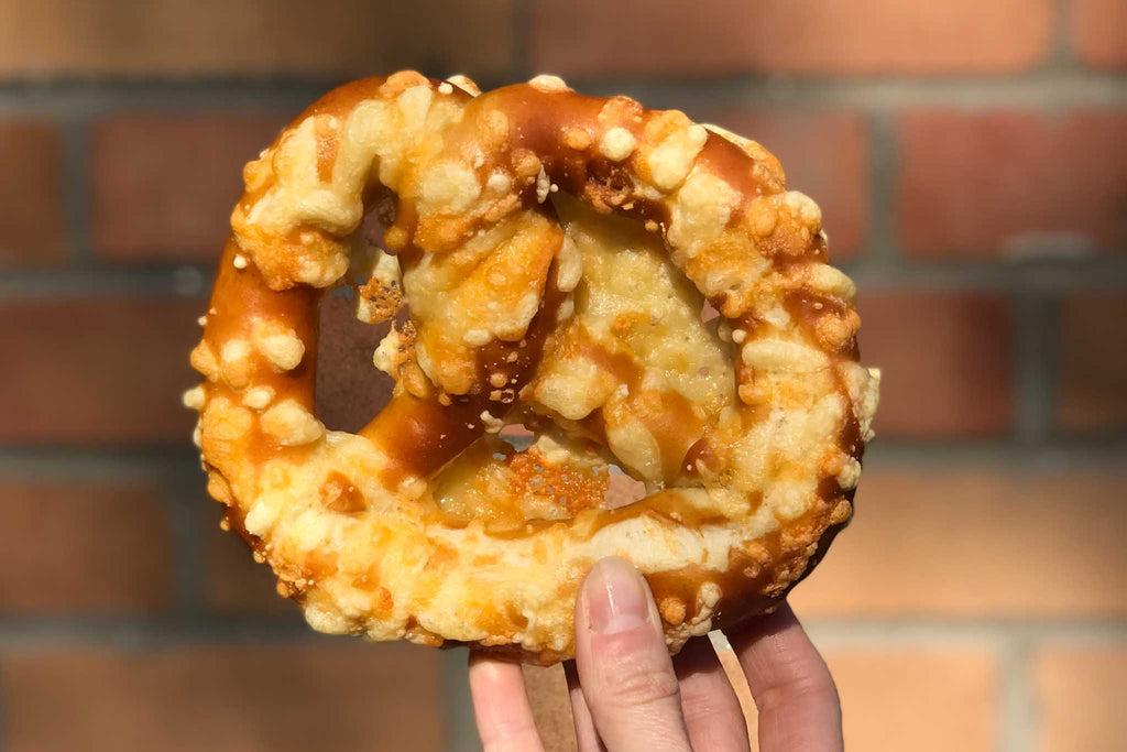 Bretzel avec fromage gratiné sur le dessus
