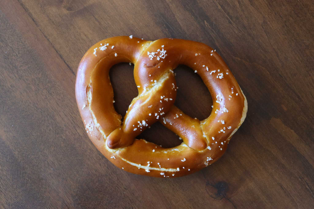 Bretzel avec grains de sel sur le dessus