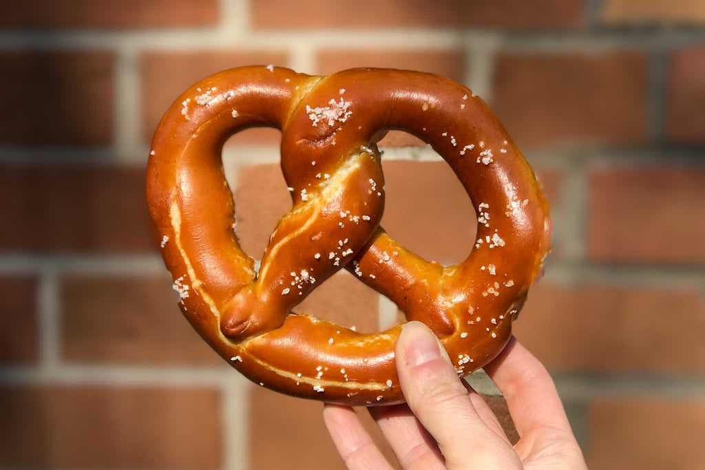 Bretzel avec grains de sel sur le dessus