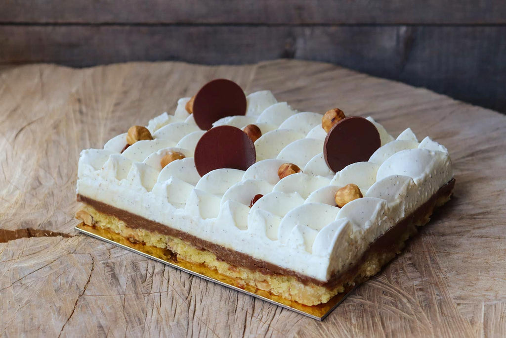 Le casse-noisette est un gâteau à la noisette et ganache vanille chocolat blanc