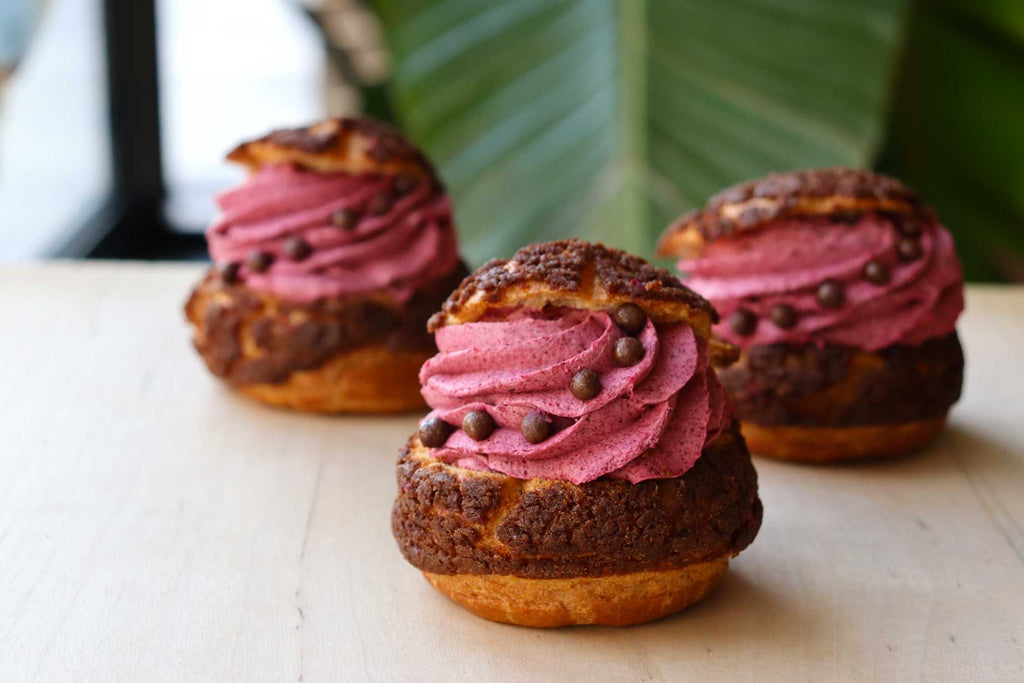 chou avec crème diplomate cassis et insert crémeux chocolat noir