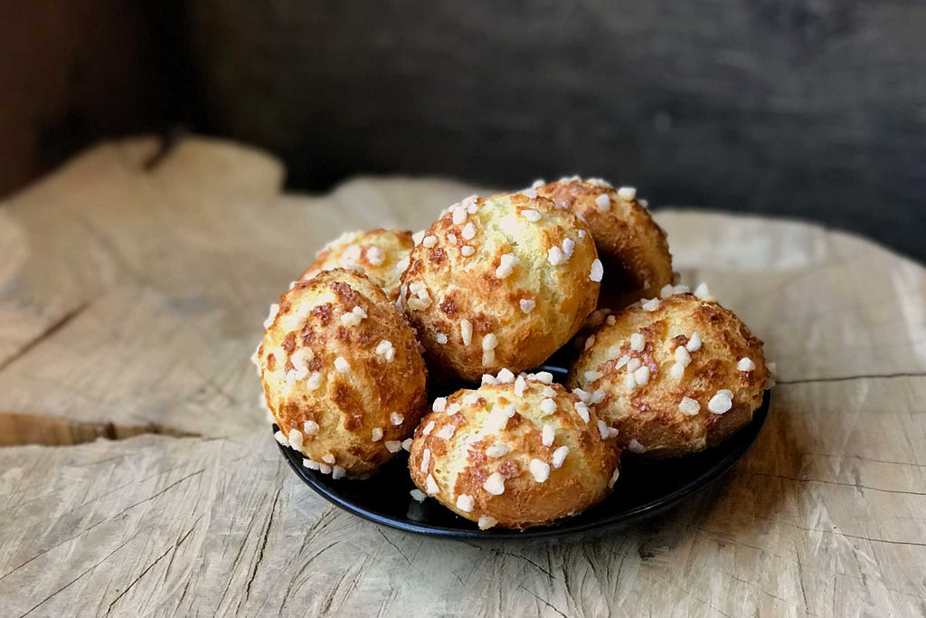 Petits choux sucrés constitués de pâte à choux et parsemés de perles de sucre, un des classiques que la pâtisserie française!