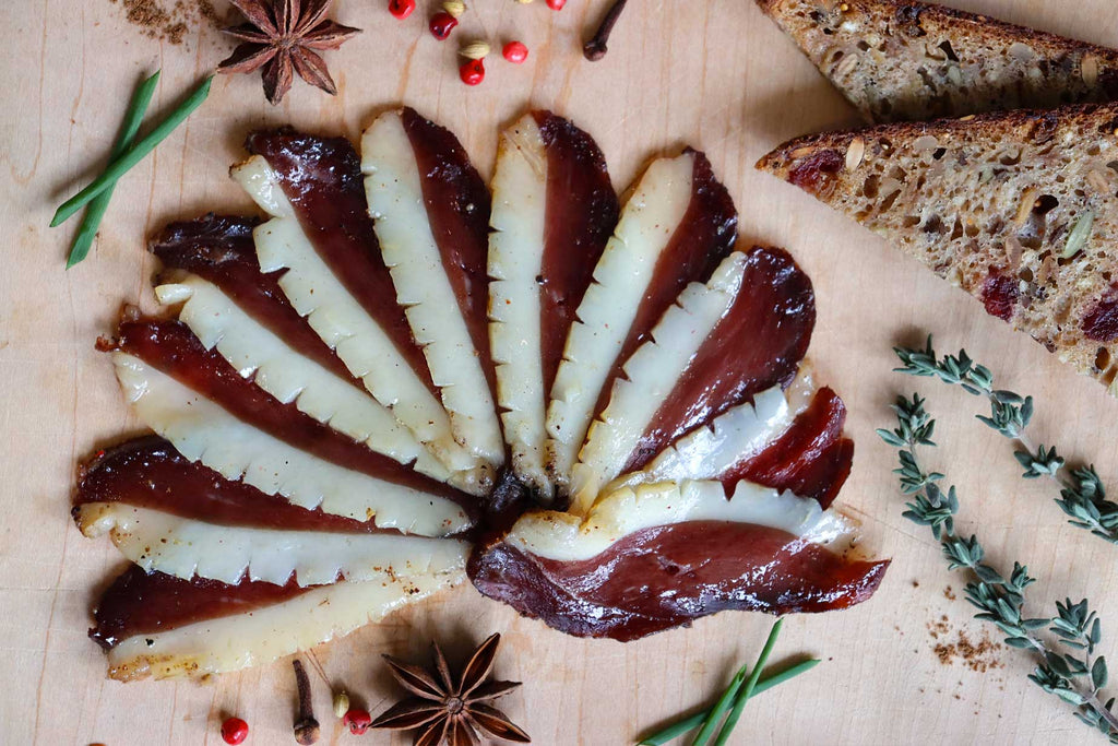 magret de canard séché mariné puis laqué au sirop d'érable et à la sauce soya.