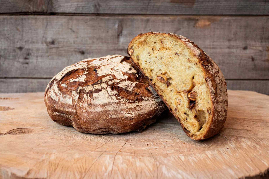 pain au levain, farine de blé, huile d'olive, noisettes caramélisées, miel possédant une mie très moelleuse.