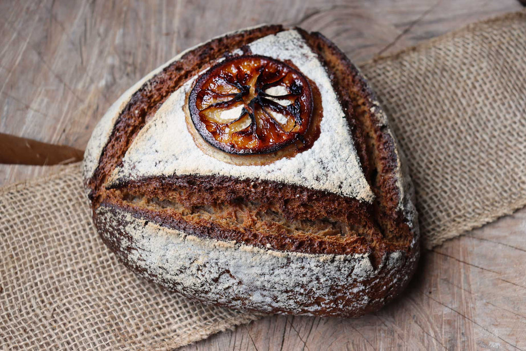 pain au levain, farine de seigle et citrons confits. Mie dense et faible en gluten. Excellent avec saumon et fruits de mer.
