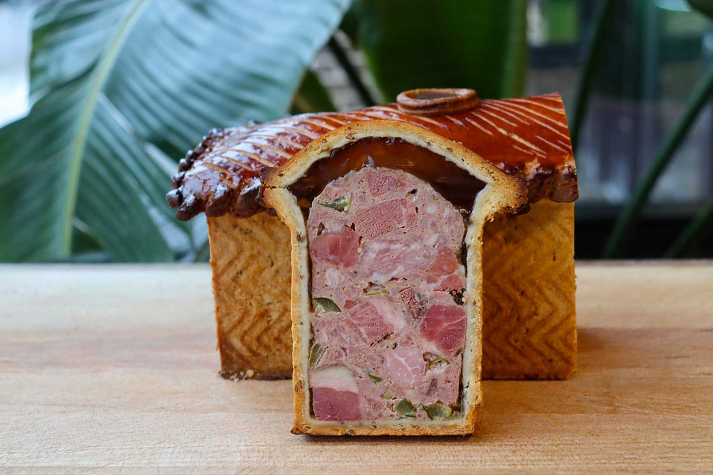 Pâté-croûte avec smoked meat et pickles à l'aneth