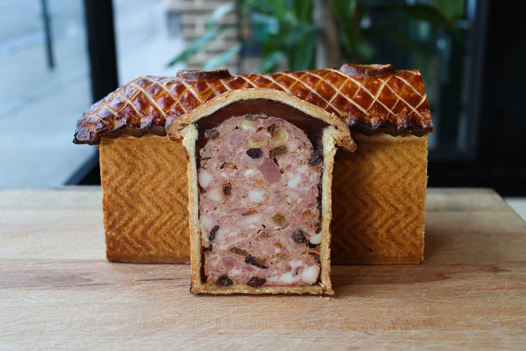 pâté croûte avec viandes de porc québécois, poulet, châtaignes, noisettes torréfiées, fruits séchés