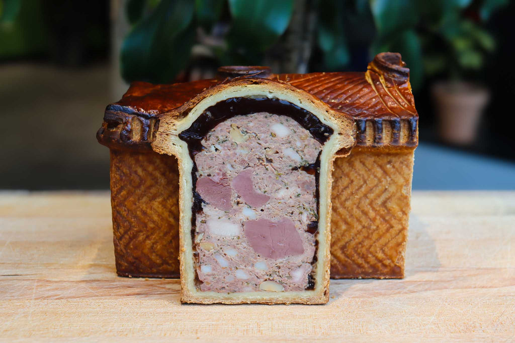 Pâté croûte avec viandes de porc québécois, poulet, magret de canard, foie de volaille, noisettes, estragon.