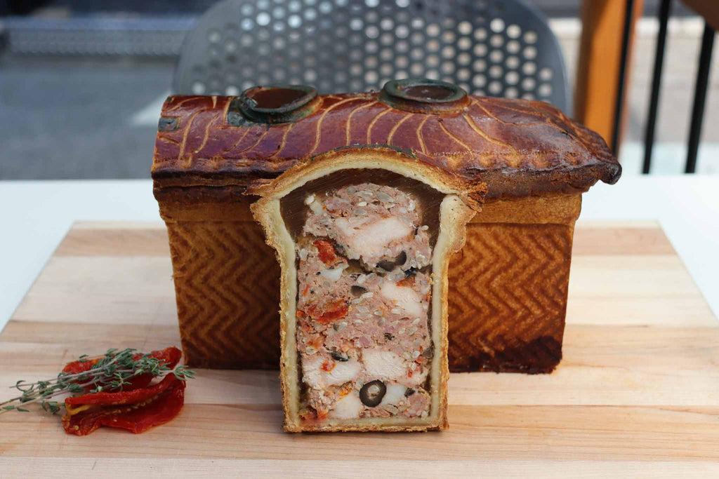 Pâté-croûte la Petite Provence aux tomates séchées, olives noires et Herbes de Provence.