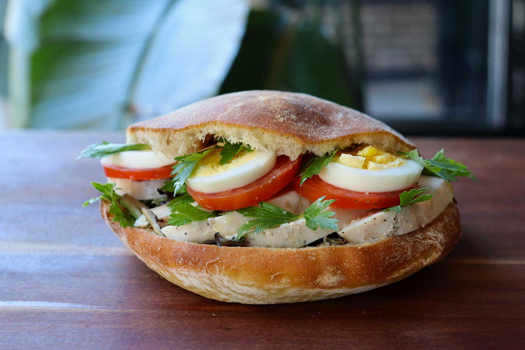Sandwich pain bagnat poulet, tomate, oeuf, mayonnaise tapenade, mesclun