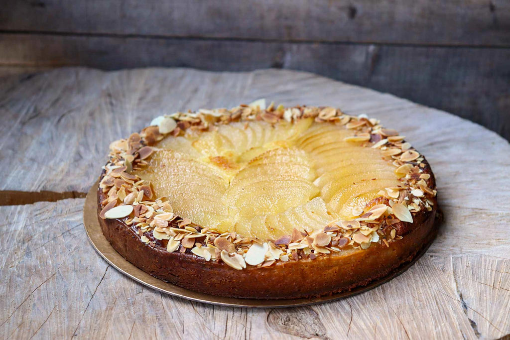 Tarte bourdaloue, pâtisserie avec pâte sablée, crème d'amande, poires et amandes effilées