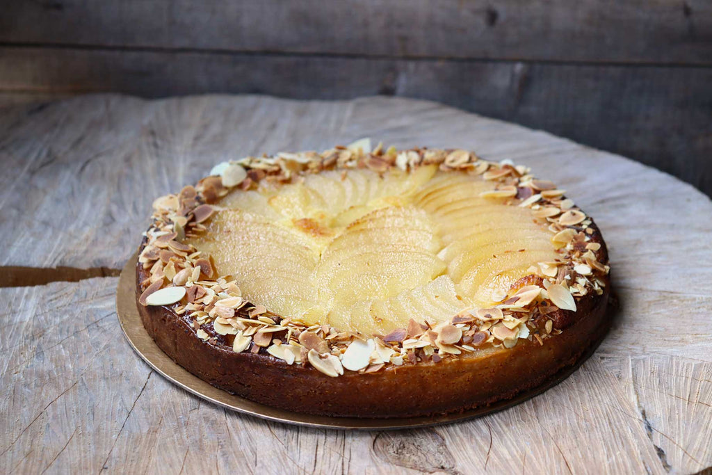 Tarte bourdaloue, pâtisserie avec pâte sablée, crème d'amande, poires et amandes effilées