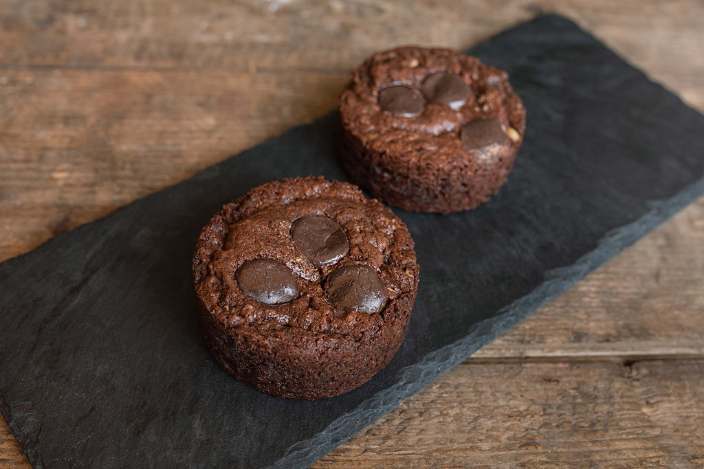 Ces brownies sont de petites gourmandises chocolatées riches en noisettes à déguster avec un café ou bien comme goûter. 