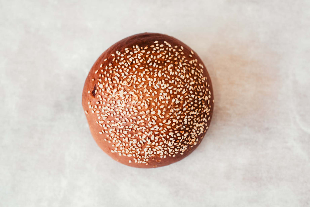 Le bun est un petit pain rond brioché aux graines de sésame idéal pour créer de délicieux burgers et sandwichs.