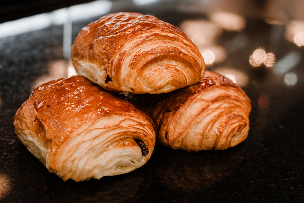 La chocolatine ou Pain au chocolat est fabriqué à partir de pâte à croissant et de bâtonnets de chocolat. Très gourmand