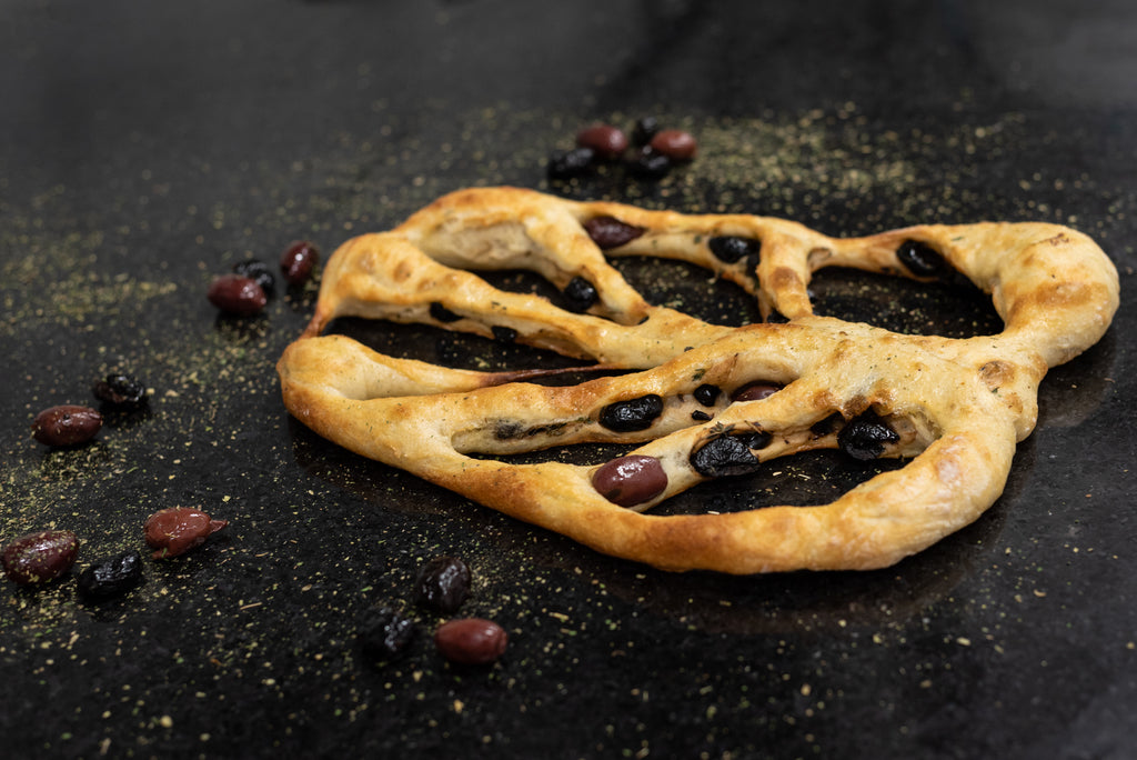 Pain aux olives, thym et huile d'olives. Idéal à grignoter et partager lors de vos 5 à 7, apéro ou avant un repas.