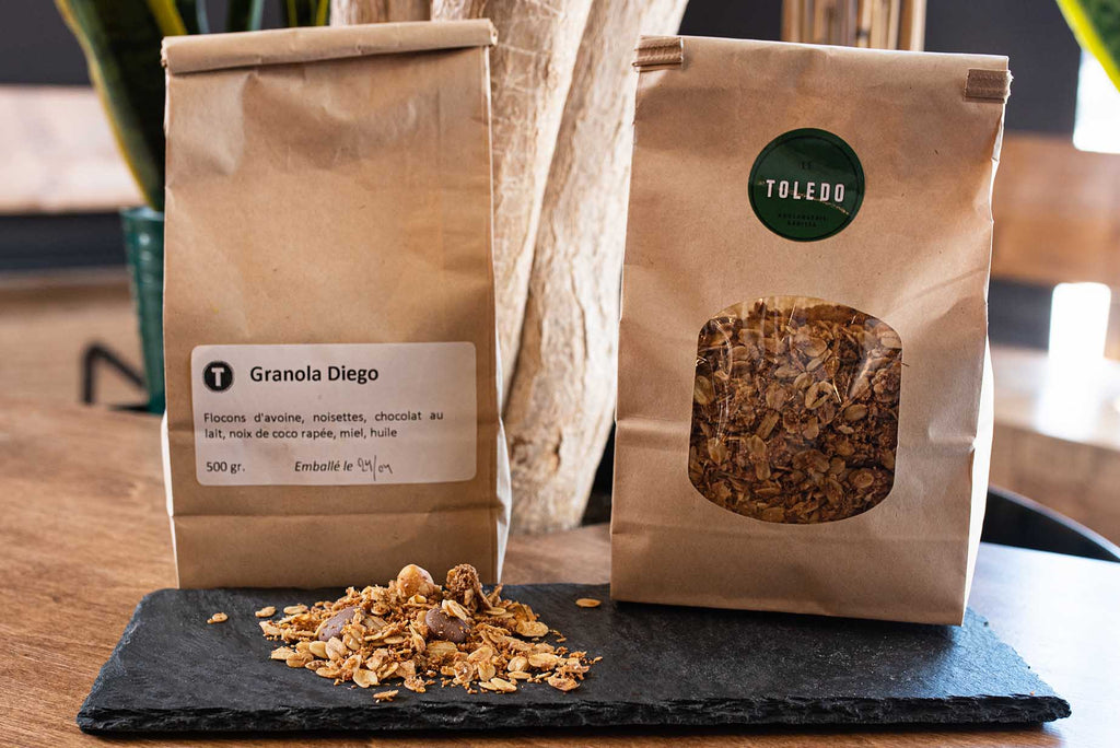 Granola aux flocons d'avoine, noisettes, noix de coco râpé, chocolat au lait