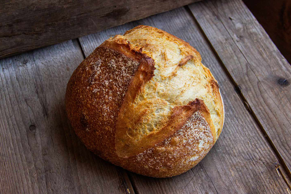 La Miche Tradition : pain au levain à la farine de blé entier possédant une mie alvéolée et moelleuse.
