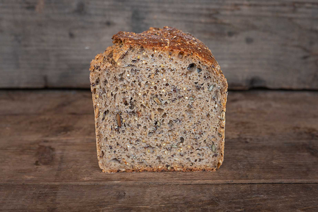 pain au levain, graines et farine d'épeautre et seigle biologiques possédant une mie dense, faible en gluten.