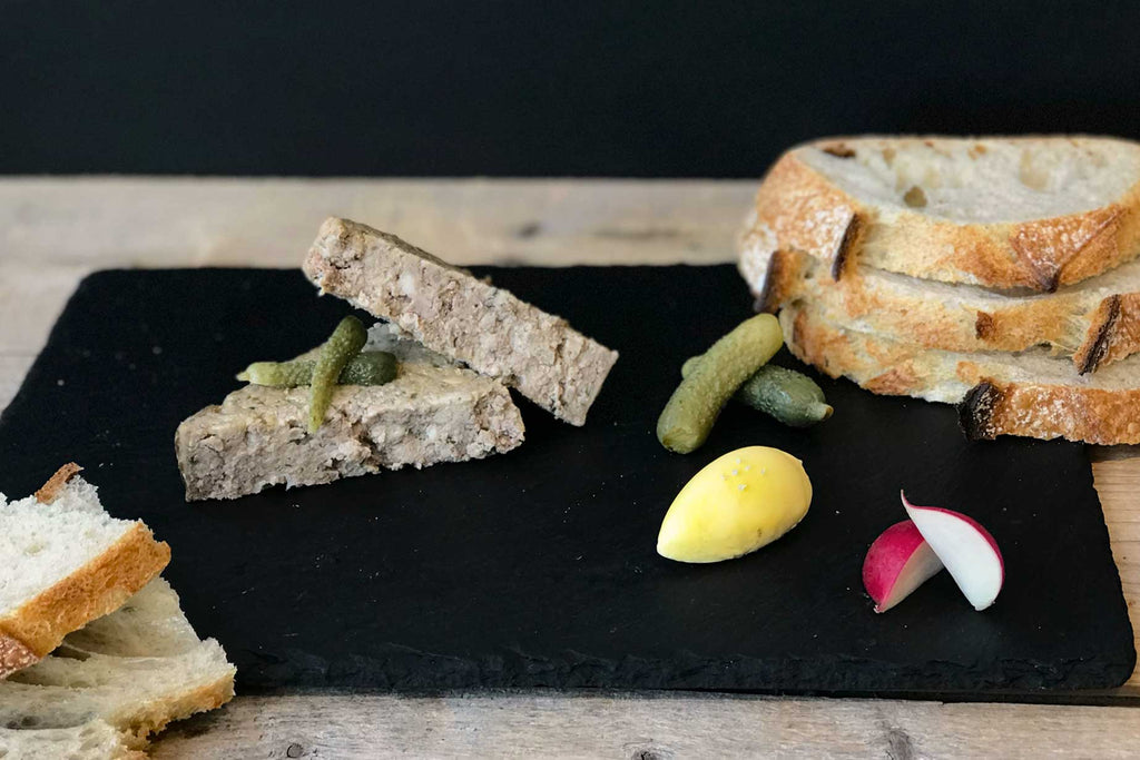 Pâté de campagne maison composé de morceaux de porc et Cognac