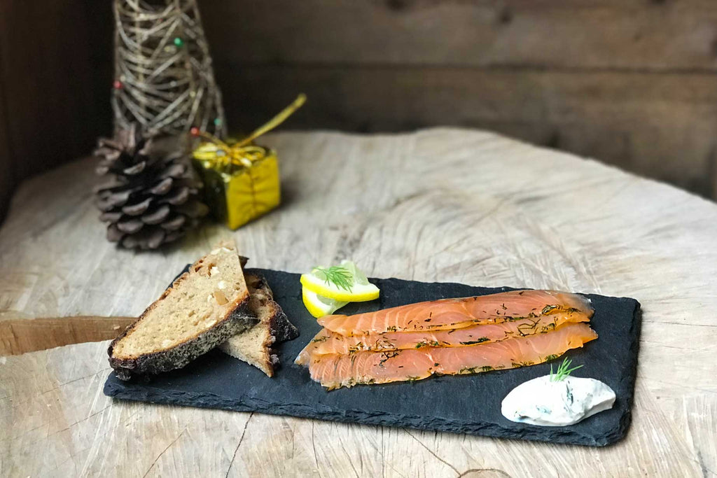 Saumon gravlax maison mariné dans un mélange de sel, sucre, aneth et épices