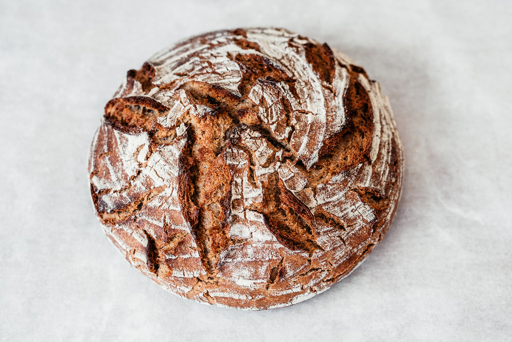 pain au levain et farine de seigle biologique possédant une mie dense, foncé et contenant très peu de gluten. 