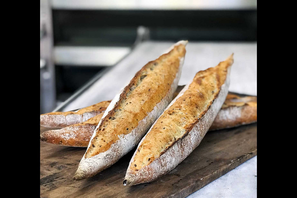 baguette au levain contenant un mélange de grains torréfiés (sésame blanc, lin brun, lin doré, pavot et millet).