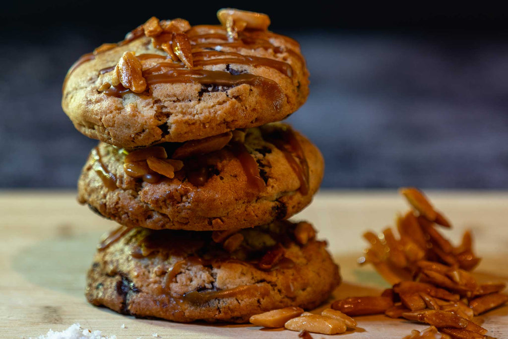 biscuit avec pépites de chocolat noir, croustillant feuilletine, caramel salé, amandes caramélisées et fleur de sel