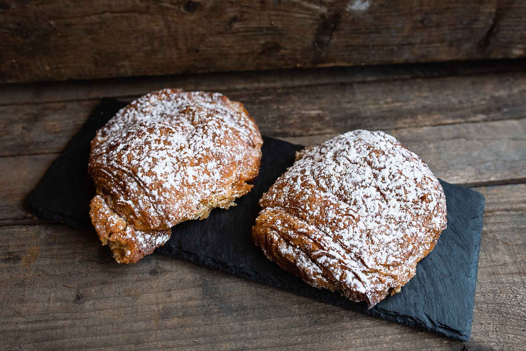 La chocolatine aux amandes est une chocolatine trempée dans un sirop légèrement rhumé garni d'une généreuse crème d'amande. 