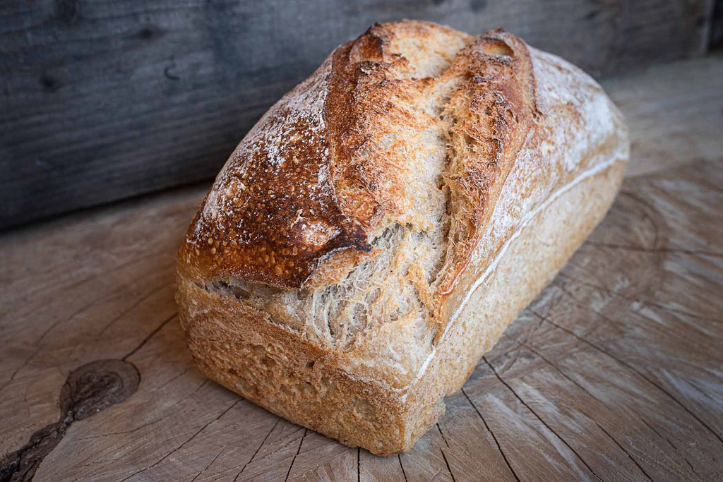 Crème de blé : Pain moulé au levain avec peu de croûte et une mie à la fois dense et moelleuse, idéal pour des sandwichs.