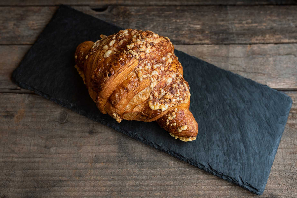 C'est le délicieux croissant pur beurre du Toledo auquel est ajouté une légère touche de fromage Suisse.