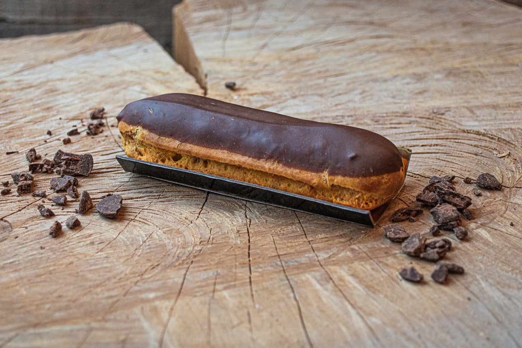 Classique de la pâtisserie, pâte à choux dans laquelle est insérée une ganache au chocolat noir, glaçage au chocolat noir