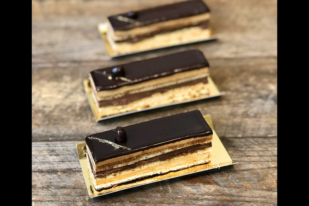 Opéra café chocolat, classique de la pâtisserie française, biscuit joconde, crème au beurre café, ganache chocolat noir