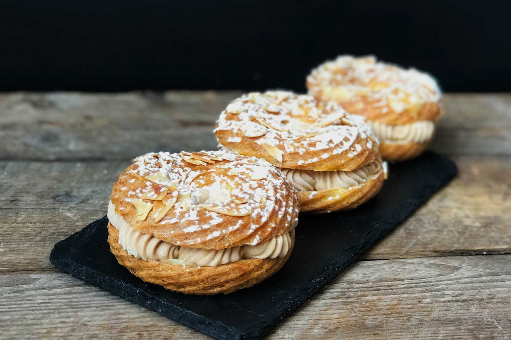 Pâtisserie française, le Paris-Brest est composé d'une pâte à choux garnie d'une crème pralinée noisette