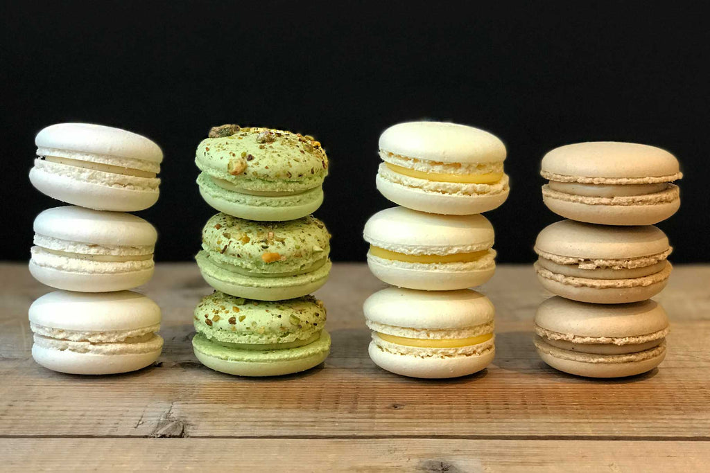 Boite de macarons à la vanille, pistache, citron et café.